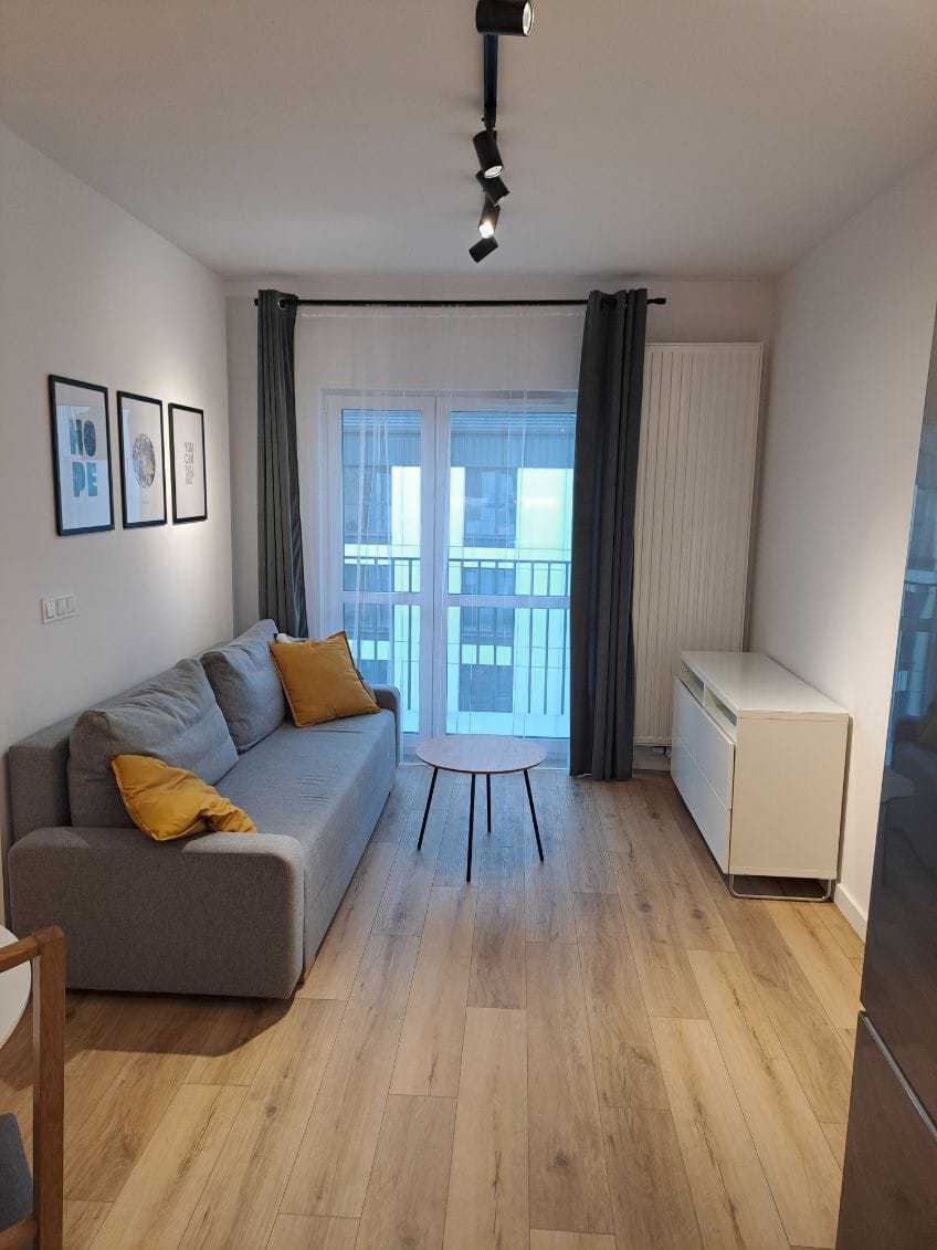 Przytulny salon z akcentami w kolorze musztardowym