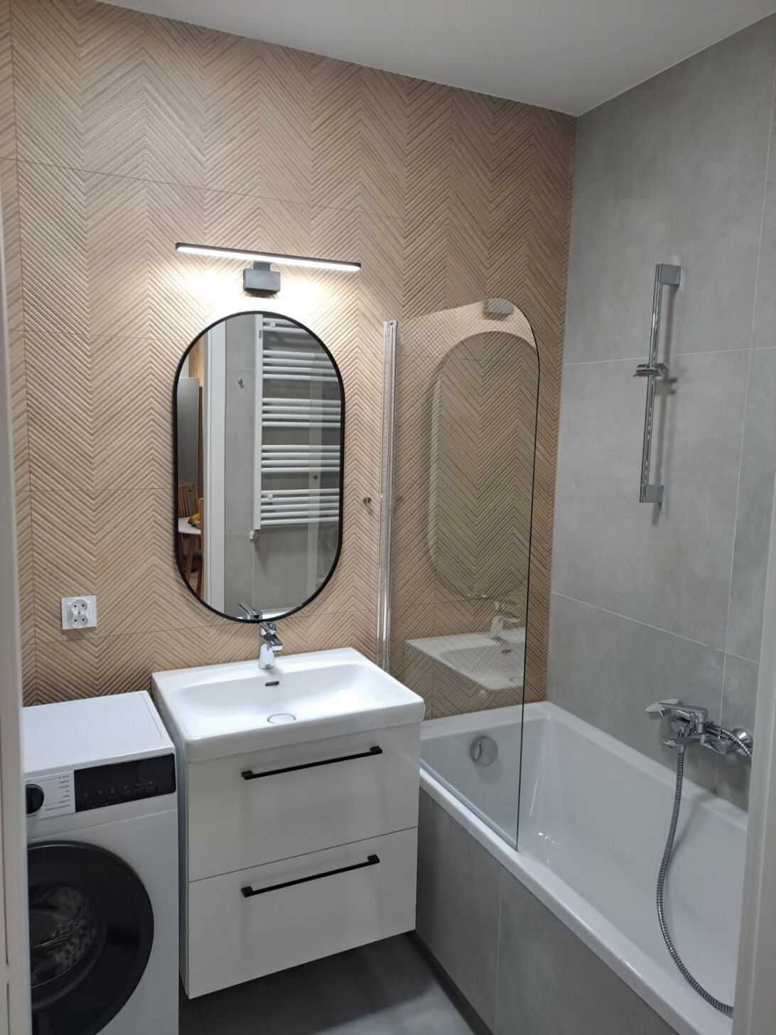 Łazienka z wanną i eleganckimi płytkami w jodełkę